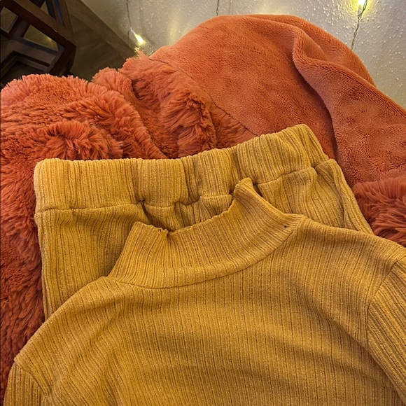 Yellow Ribbed Knit Two-Piece Set - Picture 5 of 5